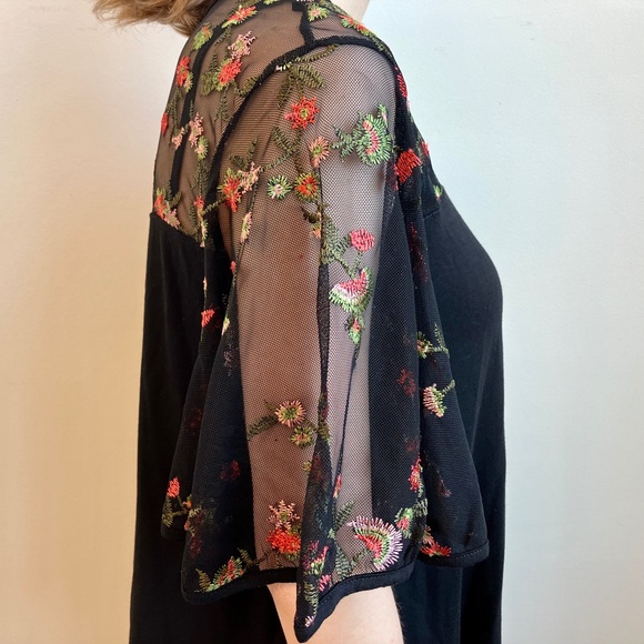 Kim and Cami Embroidered Mesh Bell Sleeve Black Jersey Top Medium - NWOT - Picture 6 of 6